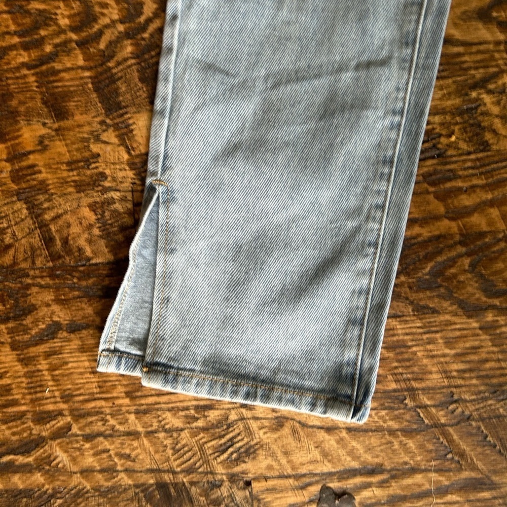NWT PrettyLittleThing Tall - Distressed Cut Out Knee Jeans in Light Wash Blue - Picture 4 of 5